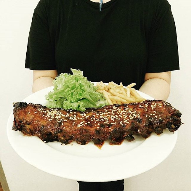 (Food Tasting: Happenstance Cafe)
On hand: BBQ Pork Ribs!🍴
One of the main dish in Happenstance Cafe, BBQ Pork Ribs, $25!