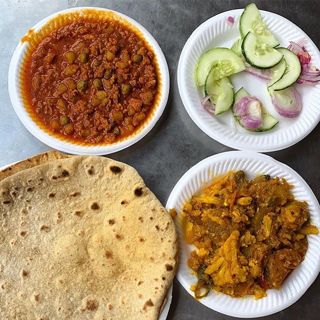 Chapati with Minced Mutton (Keema) & Potato Cauliflower
_
Freshly made, the Chapati is still hot when served.