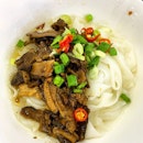 Flat Rice Noodle with Soy sauce and Oil_A simple meal of plainness.