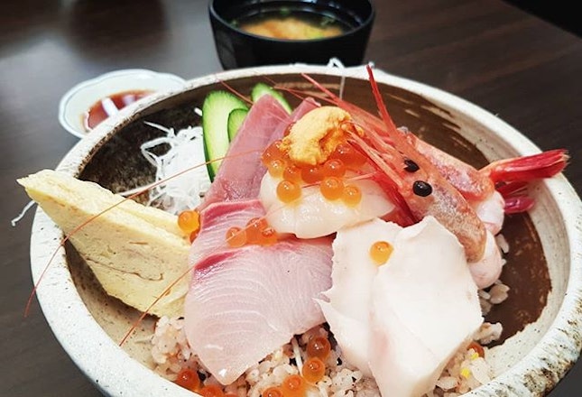 Jin Chirashi Don ($35++ before #entertainerapp)

Pros: Very plentiful, comes with salmon salad appetiser.