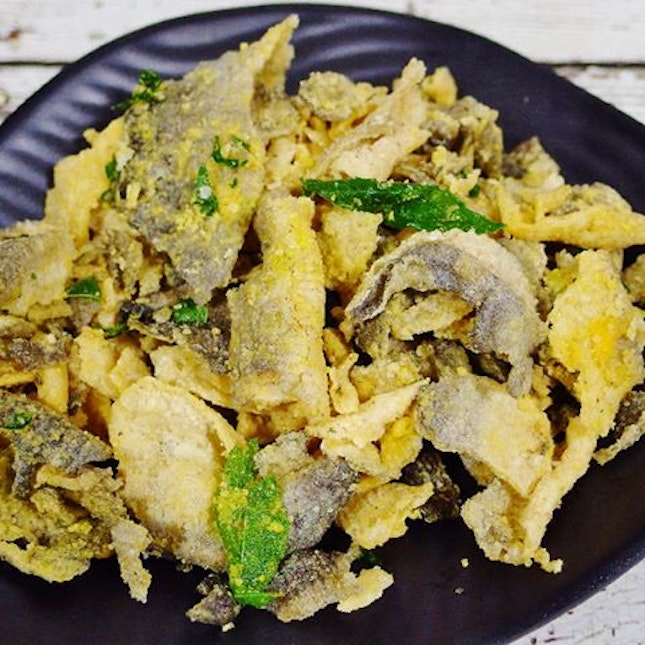[Shi Fu Ge Salted Egg Fish Skin] The fish skins were beautifully deep fried to a perfect crisp and they had a resounding crunch too.