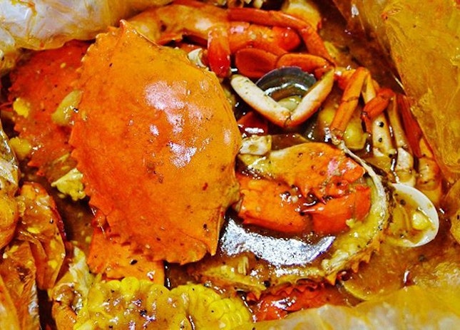 [Shi Fu Ge] This was the spicy Crab In A Bag Imperial Pot Mini (S$59.90, also available in non-spicy & salted egg), which came with Sri Lankan crabs, prawns, mussels, clams, corn & potatoes.