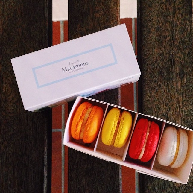Not the best picture you can get from these pretty macarons BUT, good enough in this lighting and lack of pretty background.