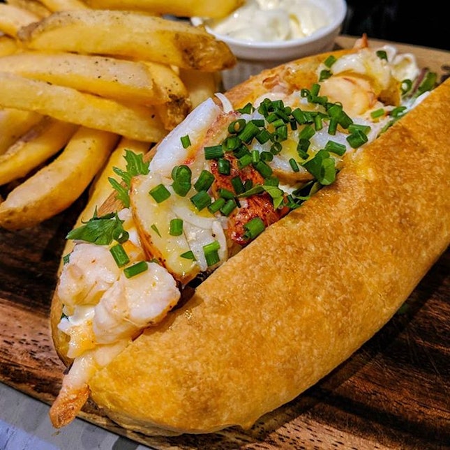 Lobster roll from @dgoodcafe - my kinda comfort food ALL DAY.