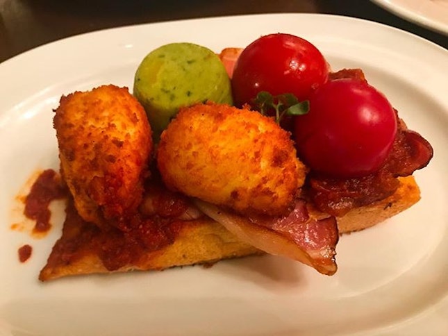 Happy weekend everyone 😄
Boulevard St Michel
savoury French toast with double baked cheese & spinach soufflé, parmesan crumbed poached egg, slow-roasted tomatoes, grilled back bacon & spicy tomato chutney.