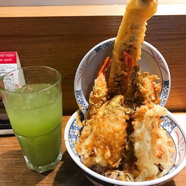 2nd anniversary special:
The Golden Tendon
Come with Anago, Prawn, Sillaginoid, King Crab Stick, Enoki, Baby Corn, French Beans with Golden Powder😋
This tendon only available from 6 to 8 July at suntec outlet price @ $10.00++ 😍
我最喜欢他们家的tendon，大份价钱又公道
为了庆祝他们2周年纪念，他们推出了黄金tendon只需$10😍只有这个周末在suntec分行才有哦
.