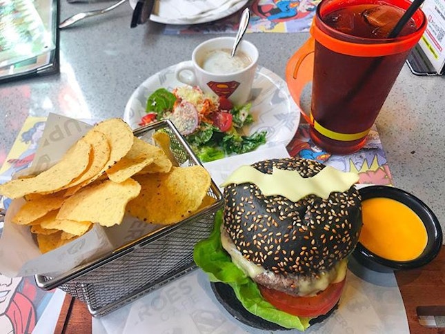 Hehe one of my favorite cafe 😆
Batman's Big City Beef Burger 😋Mushroom Soup with Caesar Salad and Iced Peach Tea 😊
Their food and drinks not just look nice, taste also very good 😄