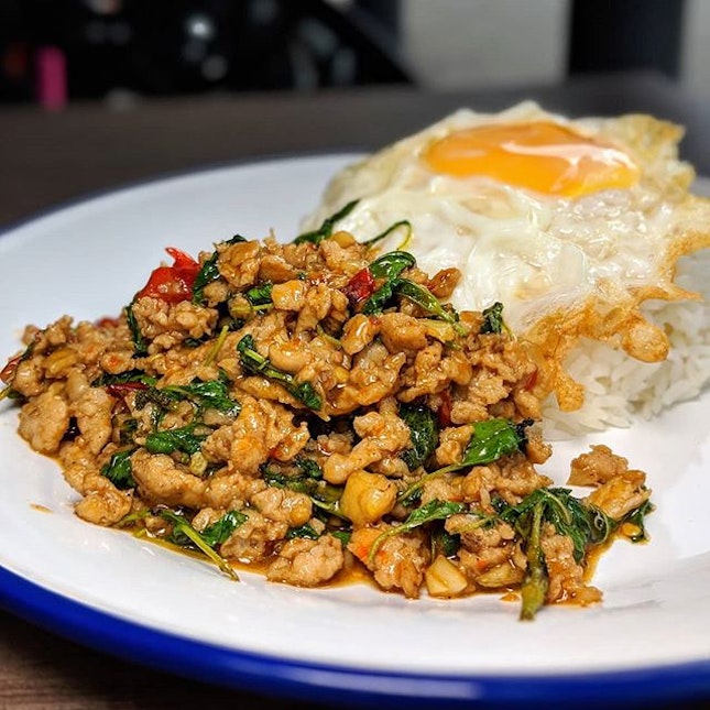 The Early Fatback: Basil Chicken Rice from Thai Jing Jing (@thaijingjing), a former Thai hawker centre stall which is currently one of three concepts jointly operational within a coffeeshop-style restaurant along Opal Crescent.