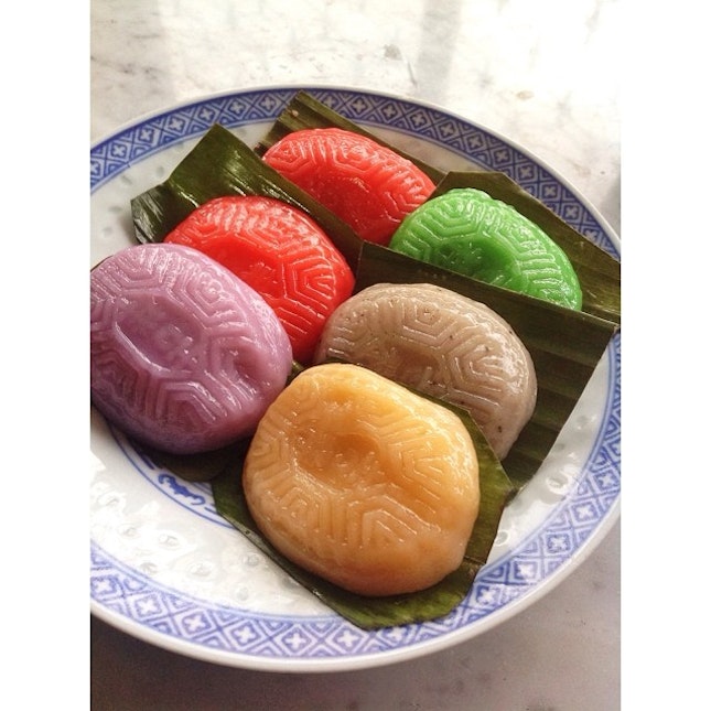 These Ang Ku Kueh (紅龜粿) are really traditional snacks.