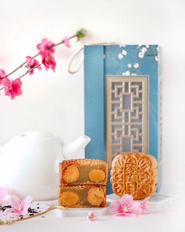 Besides Li Bai's classic offerings such as White Lotus Seed Paste with Double Egg Yolk, White Lotus Seed Paste with Single Egg Yolk, White Lotus Seed Paste, new this year is the Super Seeds Mixed Nuts mooncake.