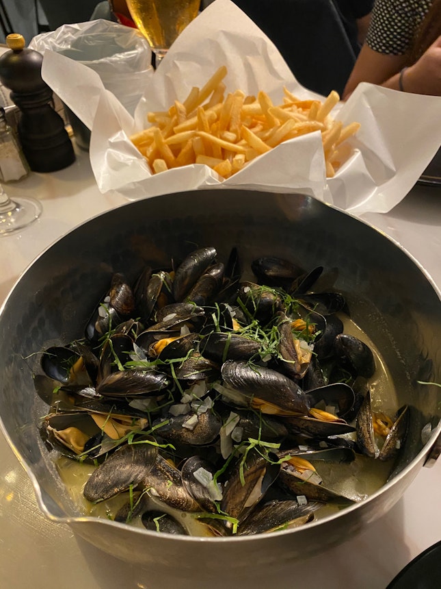 BOUCHOT MUSSELS in Mariniers style - White Wine, Butter, Parsley and Onion [500g/$36]