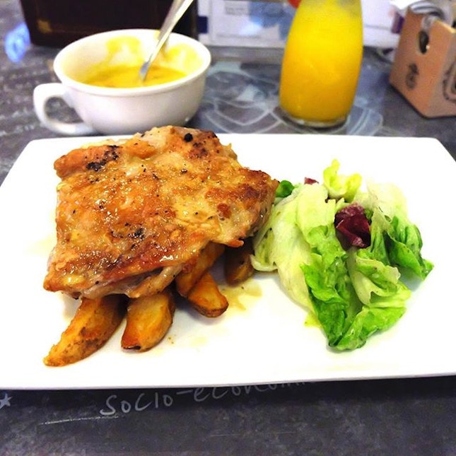 Grilled chicken with truffle sauce and salad.