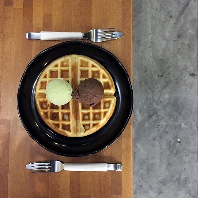 Waffles with 2 scoops