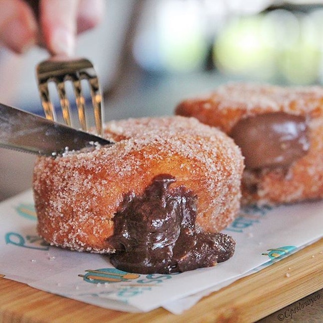 Craving for some super delicious and chocolatey donuts right about meow!