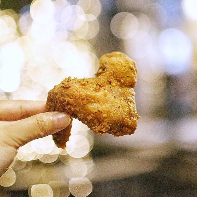 I have a seriously fried chicken wing craving right meow just like this one from @tapsingapore!