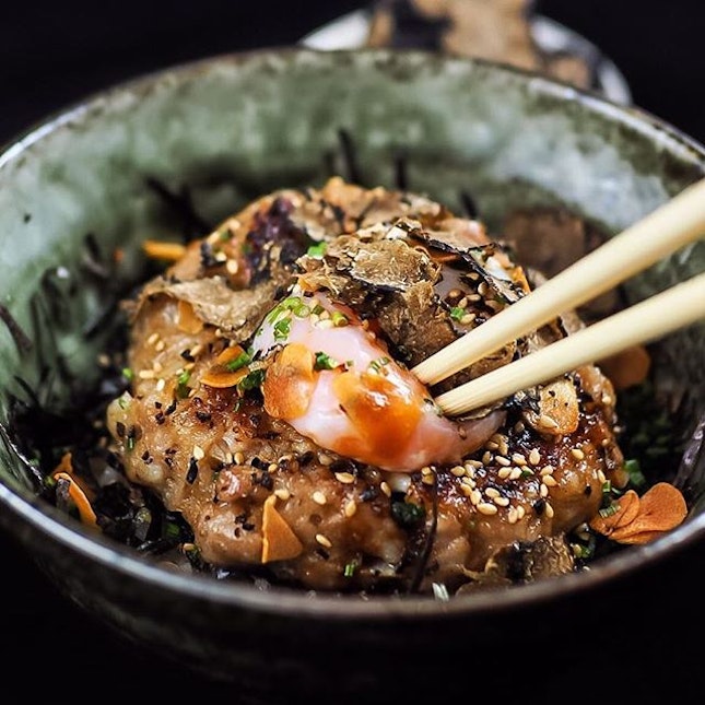 🍴PORK TSUKUNE DON [S$26]
Homemade patty made using premium Kagoshima black pork and topped with additional shaved black truffles [S$5] which is a must!