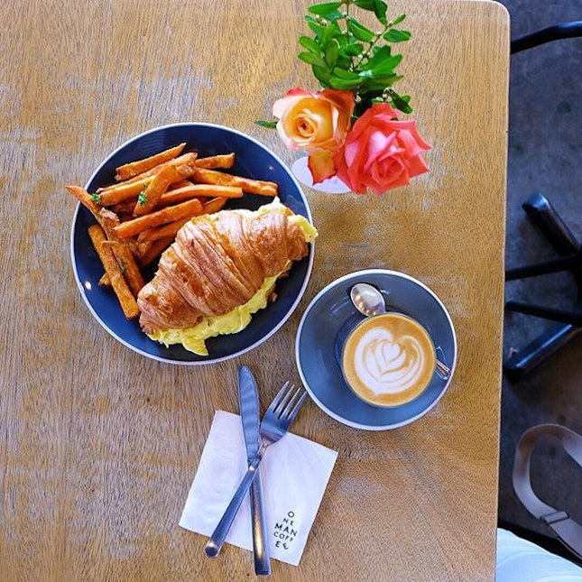 "Let there be brunch"
Scrambled egg croissant 🥐 with sweet potato fries and a cup of latte ☕.