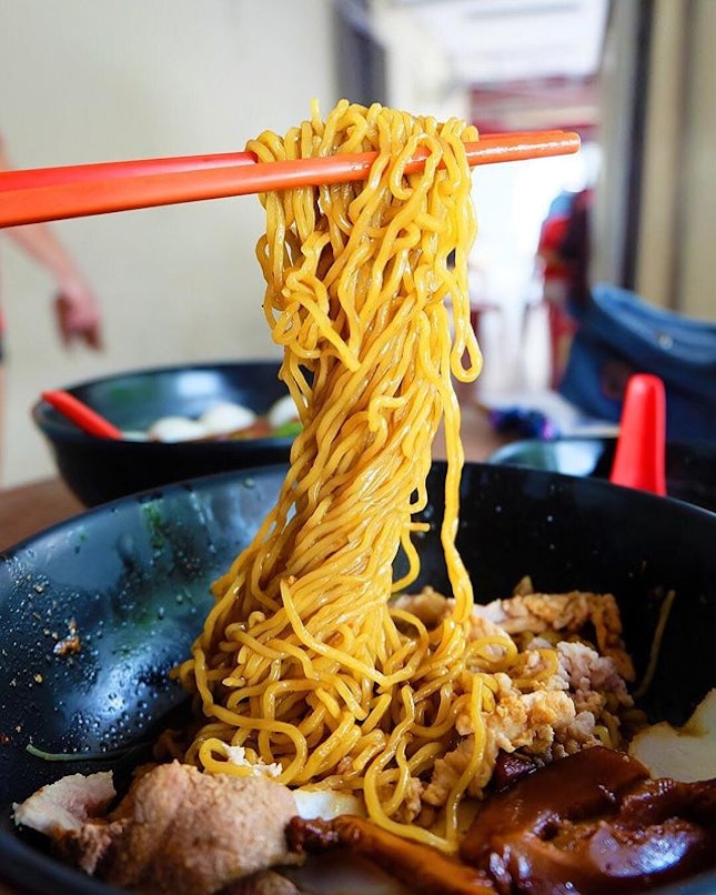 Springy noodles dry-tossed in a concoction of stewed mushroom sauce and chili which make for a robust bowl of noodles.