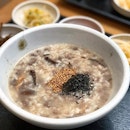 Craving for a hearty bowl of their signature Mushroom and Beef Porridge (8,000 Won) 🤤 
If you spot a long queue around the area, don’t be alarmed and just head straight to level 3!