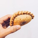 Starting the RDO on the right foot with a :: Tip Top Chicken Curry Puff:: packed with butter in btw those tight pleats, tuck into generous chunks of curry chicken, potato and hard boiled egg with every bite.