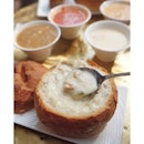 Have never been a fan of clam chowder myself but the {Seattle Pike Chowder} in its bread bowl housing was pretty fine - lots of clam to chow down on and the toasted bread with fluffy innards makes it a really an economical treat。

The other options for chowders were a bit queer in my opinion - Manhattan, Seafood Bisque, Smoked Salmon, Scallop and Alaskan Fish; none of them whetting my appetite.