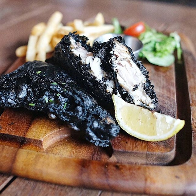 A really intense platter of {Squid Ink Fish & Chips} from @rooseveltsdinerbar for a twist on be usual golden brown assortment

We're not too sure how the squid ink contributes in terms of flavor but theatrics wise, it's a game changer.