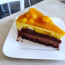 Sunday afternoon is back at our fav #plybakedgoods having a slice of heaven with this Mango Jivara which is a fresh mango on top and a chocolatey mousse underneath ...