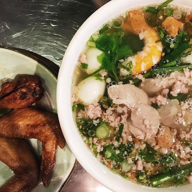 Hú Tiêu Nam Yang - tapioca noodles, light pork broth, lean pork slices, prawns and quail eggs.