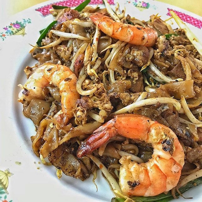 Dong Ji Char Kway Teow~
~
Finally having one of my all time favourite local dishes at Old Airport Road.
