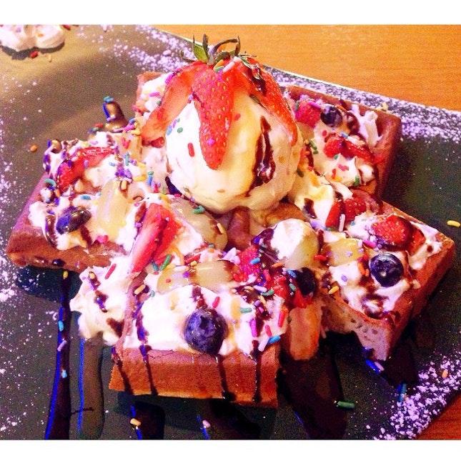 Because we all deserve a yummy dessert after a long day at work 😋🍴❤️ #belgianwaffle #lewisgene