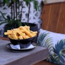 Salted egg yolk fries 🍟⚡️This was worth EVERY SINGLE CALORIE 👅 #islandcafebar #saltedeggyolk #tangssg #sgfood #sgeats