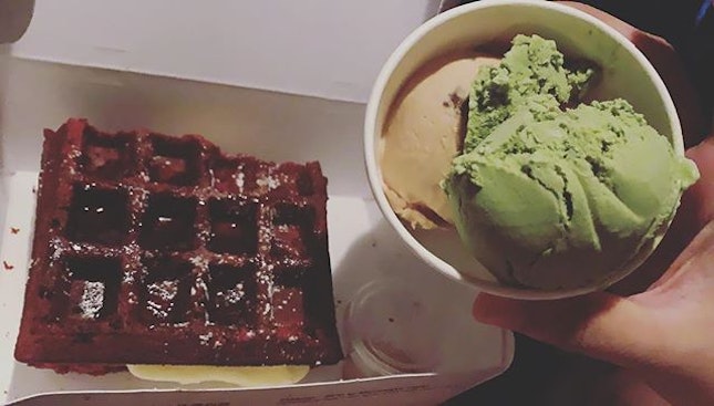 [|OBLONG|]
🔸
(S)Creammmm Cheese Red Velvet waffles from @oblongicecream never fails to delight!!