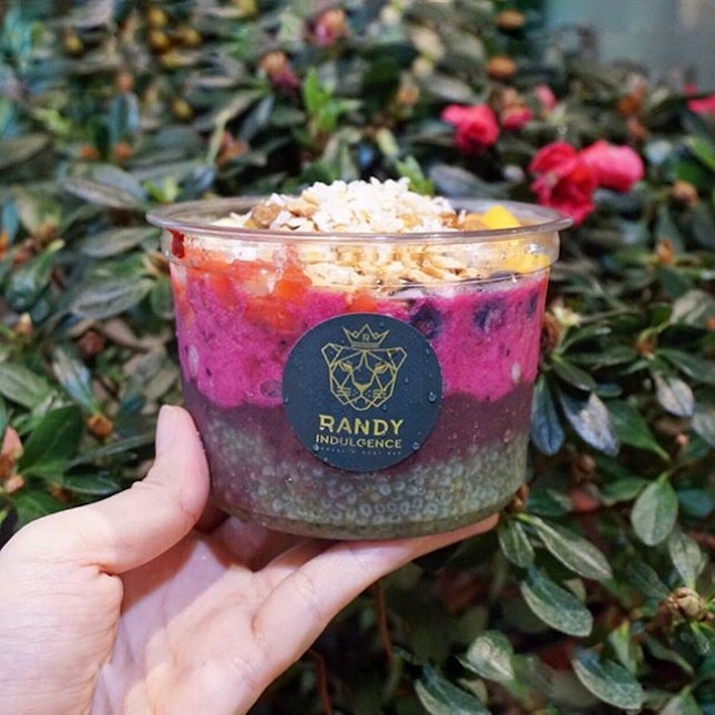 Shiok Bowl ($14.90)
All the goodness from acai & red pitaya along with layers of matcha chia seed pudding, strawberries, blueberries, mangoes, almond & granola are making me feel super energised & healthy!