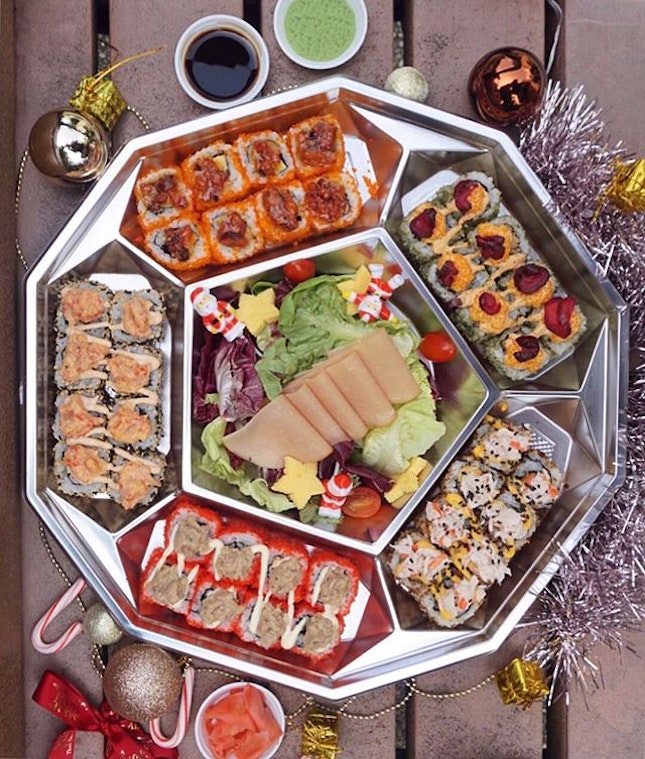 🎅🏻The Santa chefs from @sakaegrpsg have tastefully crafted various Christmas Festive Platters to keep your party bustling!
