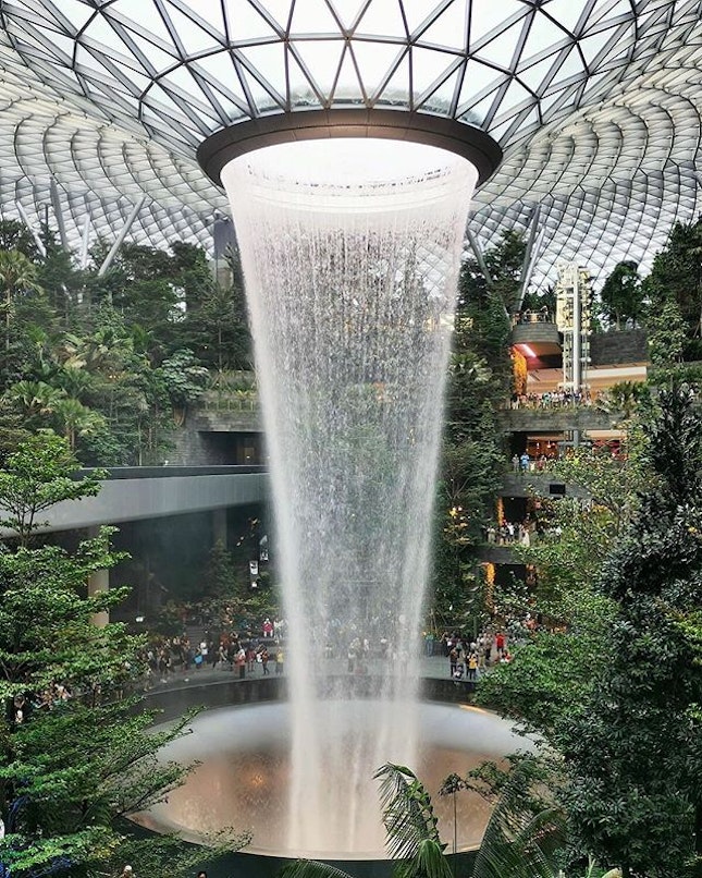 Hello @JewelChangiAirport ❤️Loving this Rain Vortex aka world’s tallest indoor waterfall.