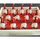 🎄🎵 i saw mommy kissing santa claus, underneath the mistletoe last nite.....These santa clauses are made of porcelain & standing on a attached little box which contain choco pralines.