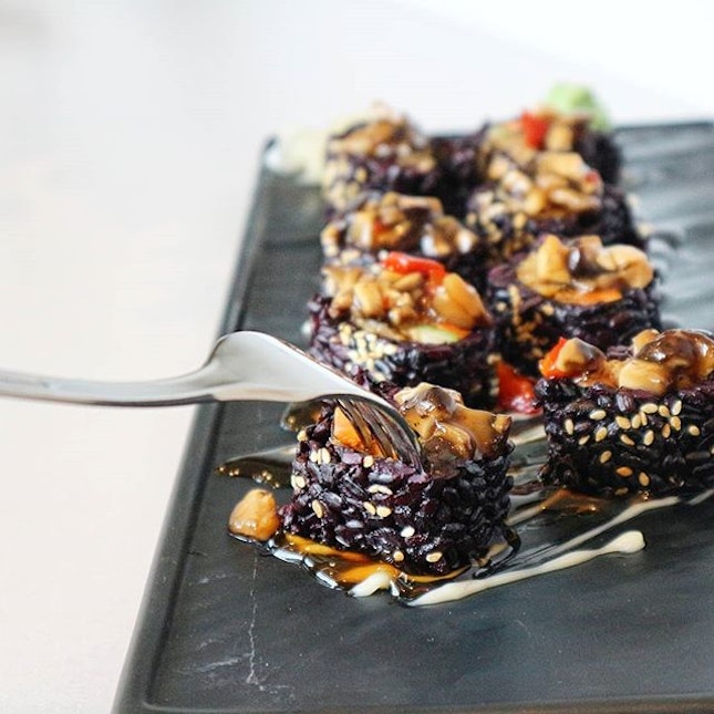 Spicy shiitake imbedded snugly in the purple sushi roll.