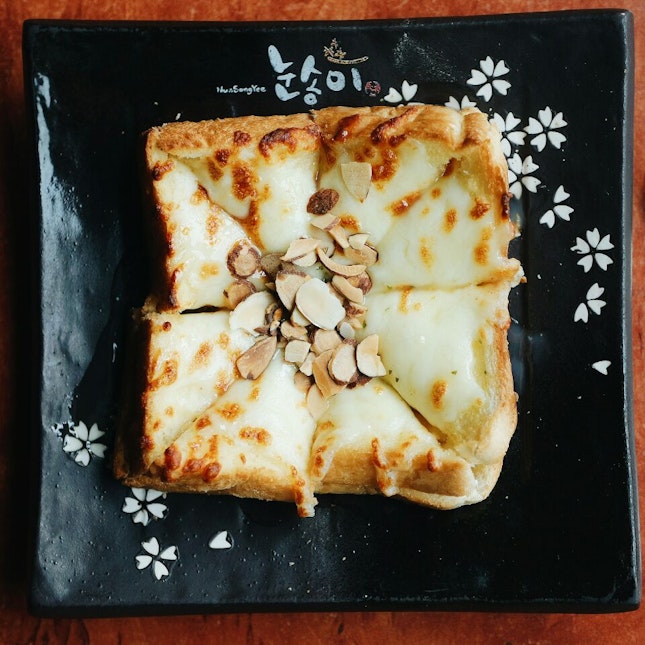 ☝ Garlic-cheese injoelmi toast.