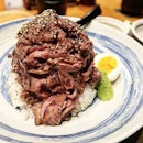[Sandaime Bunji @sandaime_bunji] A mountain of sliced roast beef on a bed of Japanese rice, better than Mt Fuji any day!