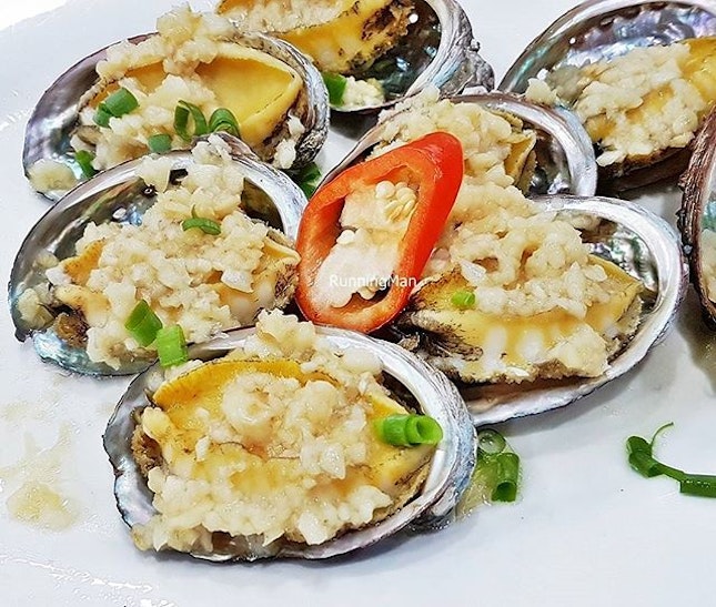 Fresh Abalone Steamed With Garlic @ Guang Sheng Tong Da Hai Xian Shi Fu (广胜通达海鲜食府/ Kwong Shing Accessible Seafood Restaurant).