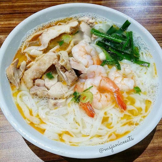 Heavy rains have been greeting our island for the past few mornings and thus indulging in piping hot and soupy food like this bowl of Authentic Shredded Chicken Hor Fun (Soup)(S$6.50) to combat the cold weather is really comforting.