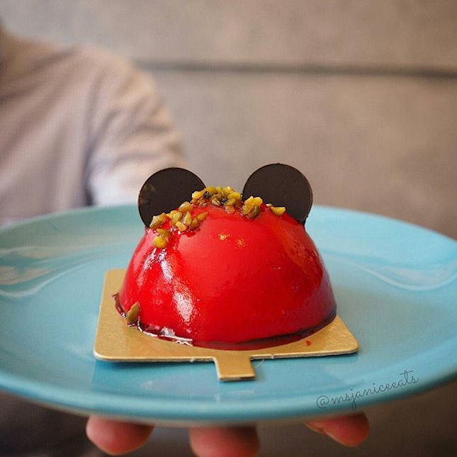 Mickey Raspberry Dome Cake (S$5.90)
🌟
Regardless of whether one is a fan of Mickey Mouse or not, this adorable mirror glaze cake will no doubt melt one's heart.  It is also not cloyingly sweet as it looks, which I am sure most people will appreciate.