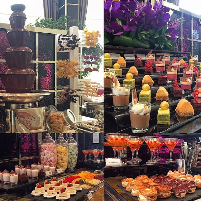 SUGAR RUSH 😱😱😱 St Regis JJ Epicurean Lunch Experience set comes with a main course of your choice + a buffet  of salads, breads, cheeses, soup and AMAZING spread of SWEETS (icecreams , puddings not in this pic) !!!