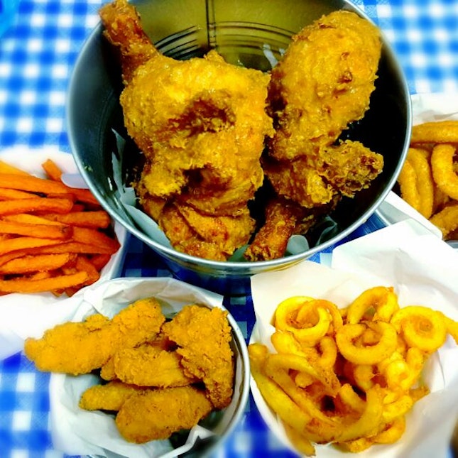 Family Meal (8 pcs of chicken, 8 chicken tenders + 3 sides)