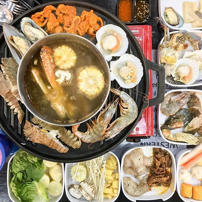 Definite seafood paradise here at Makan-Makan (Punggol Ranch) - they serve crayfish, bamboo clams, abalone slices and scallops in their all day steamboat and grill buffet ($22 (weekdays), $25 (weekends) - Nett prices).