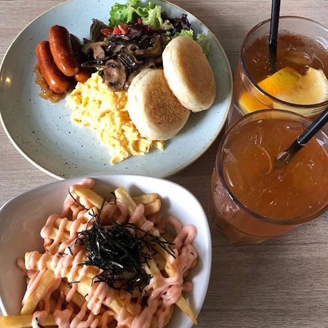 Delish brunch after morning exercise for the extra motivation ✌🏻 Mentaiko fries ($6) Brunch plate ($17) that comes with iced lemon earl grey tea, iced lychee earl grey tea ($5) ☺️☺️☺️#burpple #burpplesg #brunch #park #breakfast #fries #exercise #yyaNny