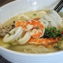 Hù tiêu bò kho ($9.90++) Dive into a comforting bowl of rice vermicelli noodles seep in homemade chicken broth, heaped with fresh seafood such as firm crunchy deshelled prawns, fish slices, chewy squid rings, sweet fresh chunks of crab meat.