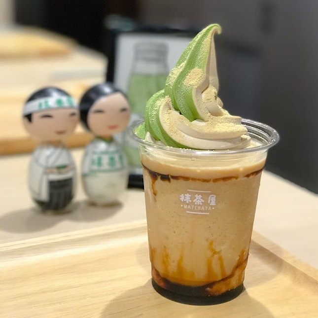 Kinako kuromitsu ice blended [$8] A seasonal special item that comes with kuromitsu espuma by default, but I had requested for a change to a float with dual softserve instead 💖.