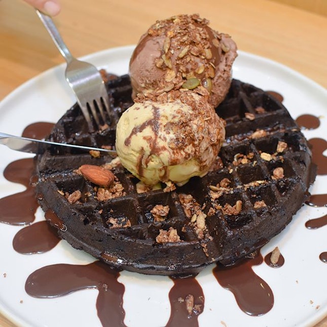 Dark chocolate hazelnut waffle [$15] 
Served with a double scoop 🍦 and topping of your choice, the dark chocolate hazelnut waffle is thick, with a fluffy and cake-y interior that came with drizzles of luscious, decadent chocolate hazelnut sauce (which somehow reminded me of Nutella 😋).