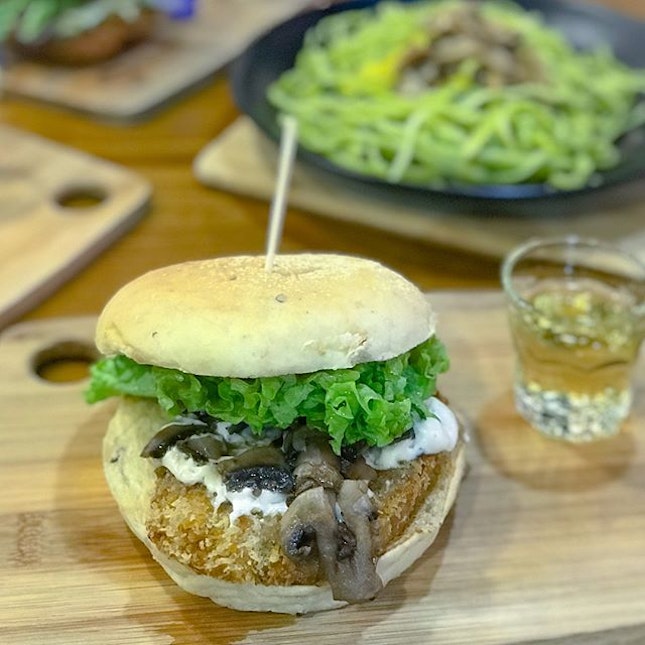 Truffle Lion Mane’s burger [$9.90] Relatively new on the menu, the truffle lion mane’s burger comes with a thick lion mane mushroom patty, topped with sautéed white button mushrooms, black pepper truffle mayo and coral lettuce sandwiched between two fiber-fueled wholemeal buns.